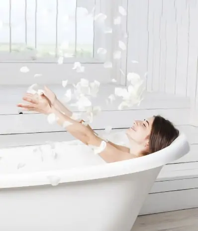 Новая белоснежная ванна